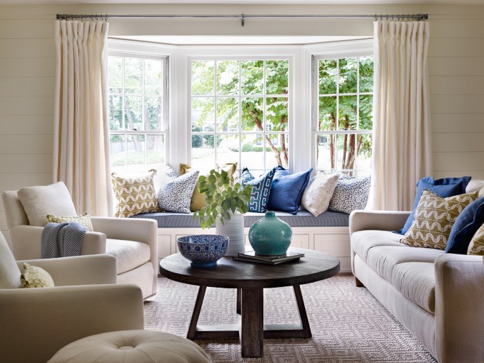 How to decorate a room with bay windows