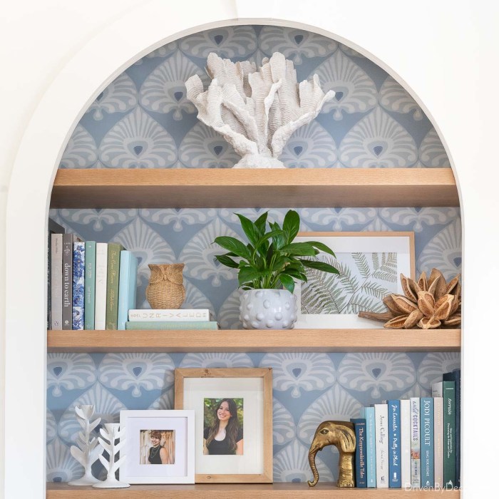 How to decorate family room shelves