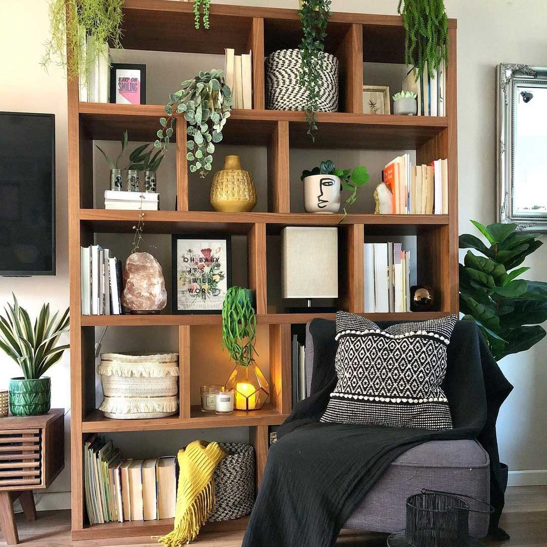 How to decorate your living room shelves